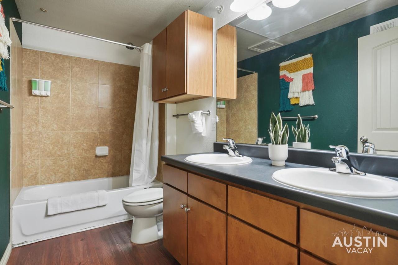 Stylish 4Br With Smart Tv And Free Garage Parking Apartment Austin Exterior photo